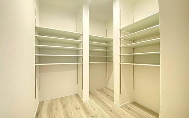 《パントリー》 ■キッチン裏のストレージスペース。常温保存の食品・キッチン用品などが収納できて便利です。