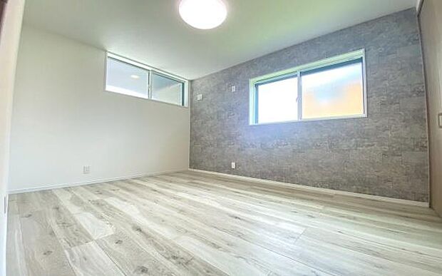 《洋室》 ■落ち着いた雰囲気もあって、収納力もある、大人にも、子供にも相応しい、明るくスタイリッシュな空間になっています。寝室にも子供部屋にも使える万能な、なくてはならない便利なお部屋になっています。