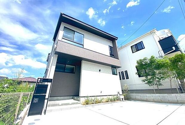 《外観》 ■一戸建ての多いエリア、静かで落ち着いた雰囲気。シンプルで美しいフォルム空気までクリーンになるような佇まい。心地よいライフスタイルが実現できるそんな予感。