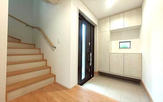 《玄関》　■玄関を開けると、エントランスホールがお出迎え。上がりがまちやシューズボックスがゆったりと構え、心地よさに包まれます。