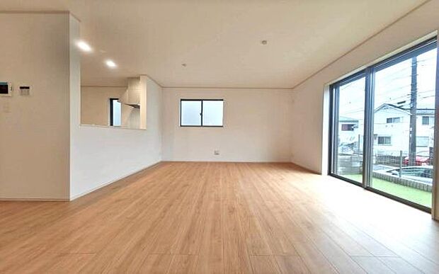 《リビングダイニング》　■豊かな光が照らすこの場所は、たわいもない会話を楽しみ、ゆったりとした時間を過ごす場所。家族の日常が刻まれる大切な空間です。自然光に溢れるこの空間はリフレッシュにピッタリです。