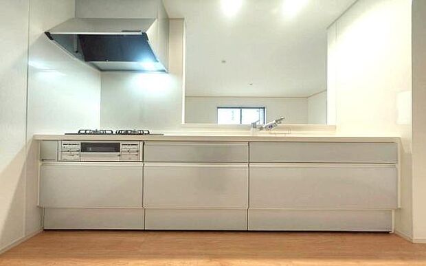 《システムキッチン》　■家族が集う楽しく親子の会話も弾むキッチン。明るく清潔で使い勝手のいいキッチンには、いつも家族の笑顔があふれています。