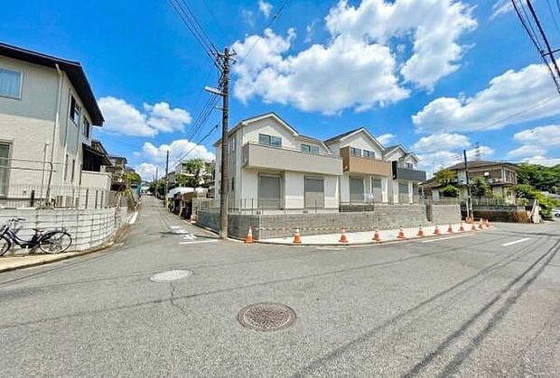 《外観》　■豊かな光が照らすこの場所は、たわいもない会話を楽しみ、ゆったりとした時間を過ごす場所。家族の日常が刻まれる大切な空間です。