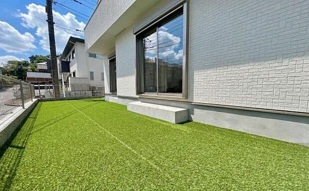 《庭》　■子供のころに夢見た「庭付きマイホーム」。その夢が現実となるかもしれませんね。人目を気にせず開放的に。お庭で家庭菜園などはいかがでしょうか。