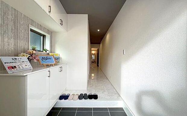 《玄関》 ■玄関を開けると、エントランスホールがお出迎え。上がりがまちやシューズボックスがゆったりと構え、心地よさに包まれます。