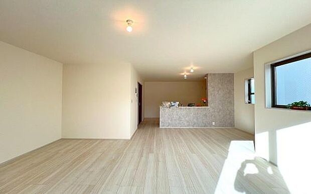 《リビングダイニング》 ■家族が自然と集まって、思い思いにくつろぎ、遊び、語らう、やすらぎの空間。この大きな窓から差し込む自然の光は、あたたかく家族を照らして、夜には美しい星空を眺めることもできます。