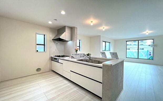 《システムキッチン》 ■お手入れしやすくきれいなキッチン。お料理の始めから後片付けまで楽しい時間になりそうです。