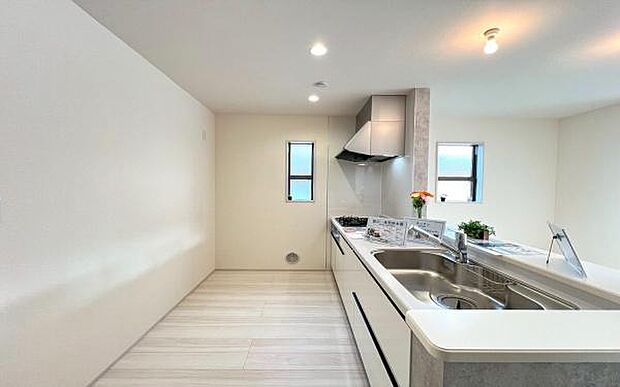 《ダイニングキッチン》 ■家族が集う楽しく親子の会話もはずむキッチン。明るく清潔で使い勝手のいいキッチンには、いつも家族の笑顔があふれ、夫婦が仲良く一緒に料理することもできます。