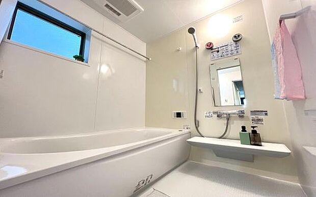 《浴室》 ■ゆったり足を伸ばせる浴槽。お子様と一緒でもゆとりの1坪タイプ。1日の疲れを癒してくれるバスタイム。