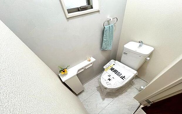 《トイレ》 ■快適な使用感が人気の温水洗浄脱臭暖房機能を搭載。しかも汚れがつきにくく落ちやすい、洗浄力に優れた洗浄機能付トイレ。