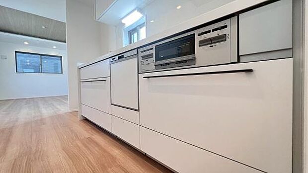 《システムキッチン》 ■お手入れしやすくきれいなキッチン。お料理の始めから後片付けまで楽しい時間になりそうです。