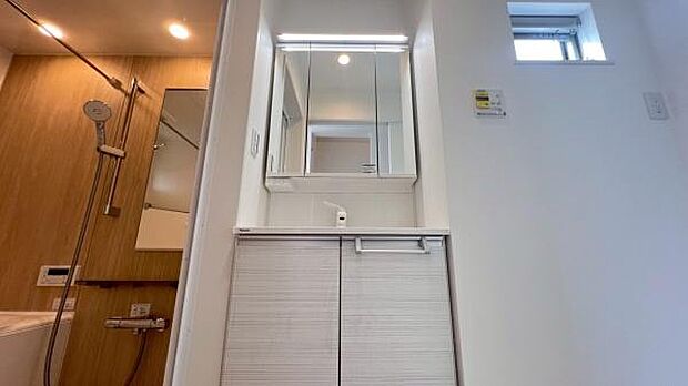 《洗面化粧台》 ■使いやすいシャープなデザインの洗面化粧台。