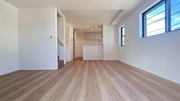 《リビングダイニング》 ■ご家族でゆったりとした時間を過ごす場所です。