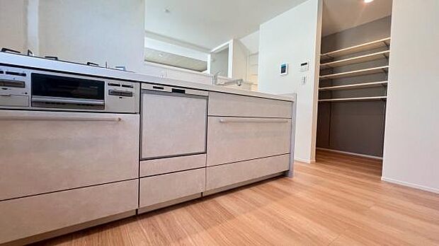 《システムキッチン》 ■お手入れしやすくきれいなキッチン。お料理の始めから後片付けまで楽しい時間になりそうです。