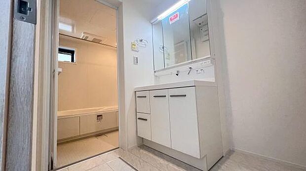 《洗面化粧台》 ■使いやすいシャープなデザインの洗面化粧台。