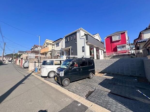 《駐車場》 ■駐車場3台可能(車種による)。間口もゆったり。らくらく停められます。