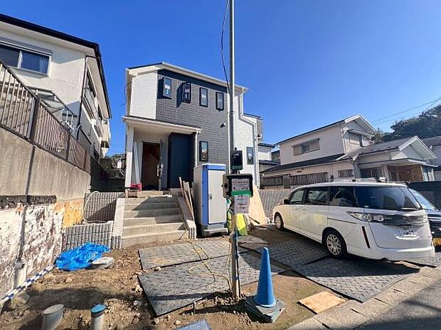 《外観》 ■一戸建ての多いエリア、静かで落ち着いた雰囲気。シンプルで美しいフォルム空気までクリーンになるような佇まい。心地よいライフスタイルが実現できるそんな予感。