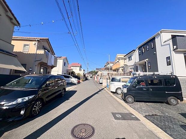 《前面道路》 ■前面道路が広く、開放的です。日当たりも良好です。
