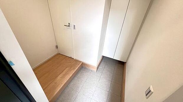 《玄関》 ■玄関を開けると、エントランスホールがお出迎え。上がりがまちやシューズボックスがゆったりと構え、心地よさに包まれます。