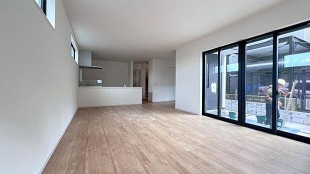 《リビングダイニング》 ■豊かな光が照らすこの場所は、たわいもない会話を楽しみ、ゆったりとした時間を過ごす場所。家族の日常が刻まれる大切な空間です。自然光に溢れるこの空間はリフレッシュにピッタリです。