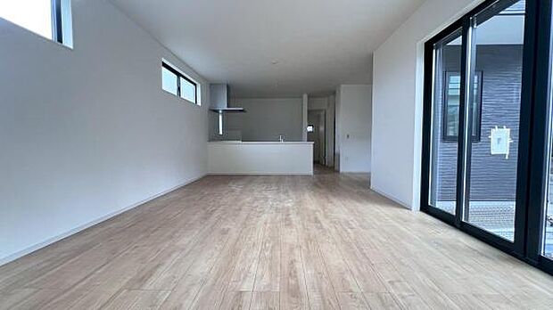 《リビングダイニング》 ■上質な時間を育む暮らしのメインステージ。寛ぎとご家族とのコミュニケーションを育む居心地のよい場所。この明るい空間は家族に安らぎを与えて、落ち着いた心地よい空間になるでしょう。