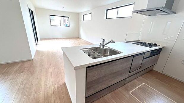 《システムキッチン》 ■会話を楽しみながら食事を味わう。一緒にいる時間が楽しい空間。カフェにいるような気分で毎日を過ごしたい。家族でいる時間を柔らかに包み込むインテリア。