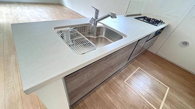 《システムキッチン》 ■大型冷蔵庫や食器棚を置いても余裕なスペース。それぞれが、おいしい一品を調理しても窮屈なことは有りません。作るだけではなくて、作った後も片づけが簡単な大きなシステムキッチンです。