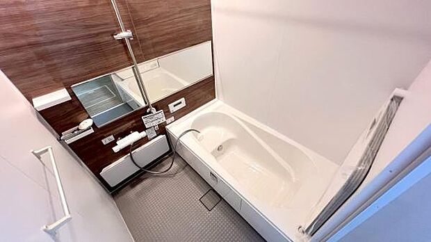 《浴室》 ■ゆったり足を伸ばせる浴槽。お子様と一緒でもゆとりの1坪タイプ。1日の疲れを癒してくれるバスタイム。