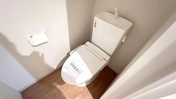 《トイレ》 ■窓のあるトイレは明るい空間で清潔感があります。