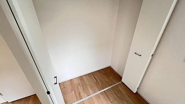 《収納》 ■洋服を機能的に収納できるハンガーパイプのほか、帽子やバッグを置ける枕棚も設置。ゆとりあふれる収納空間です。