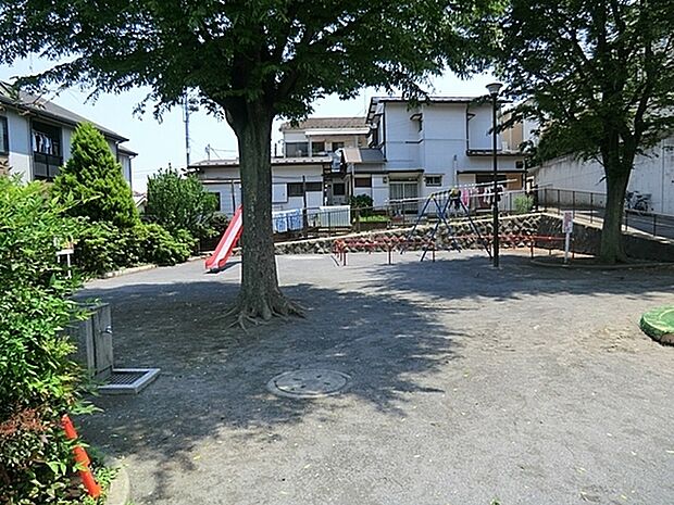 白幡仲町公園まで207m、2段に分かれており、上段に遊具広場、下段には子ども用の屋外プールが設置されています(夏季シーズンのみ)。