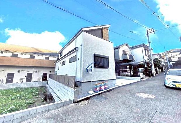 《外観》 ■一戸建ての多いエリア、静かで落ち着いた雰囲気。シンプルで美しいフォルム空気までクリーンになるような佇まい。心地よいライフスタイルが実現できるそんな予感。