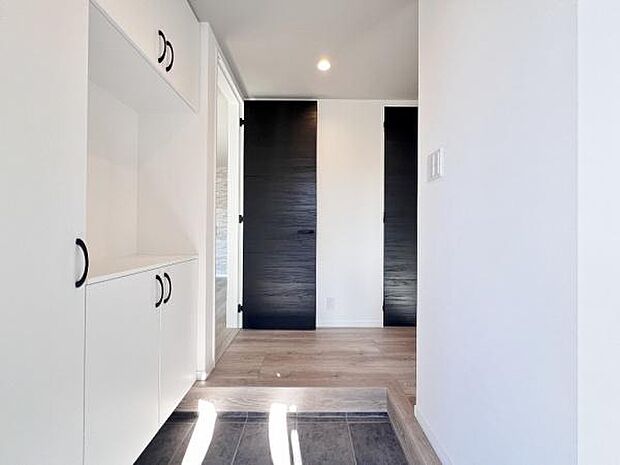 《玄関》　■シューズボックス付きで玄関もスッキリ。