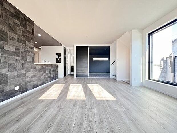 《リビングダイニング》　■開放的で広いリビング。のびのびとくつろげるリビングは、家族のコミュニケーションの場としてみんなが集まる場所に。