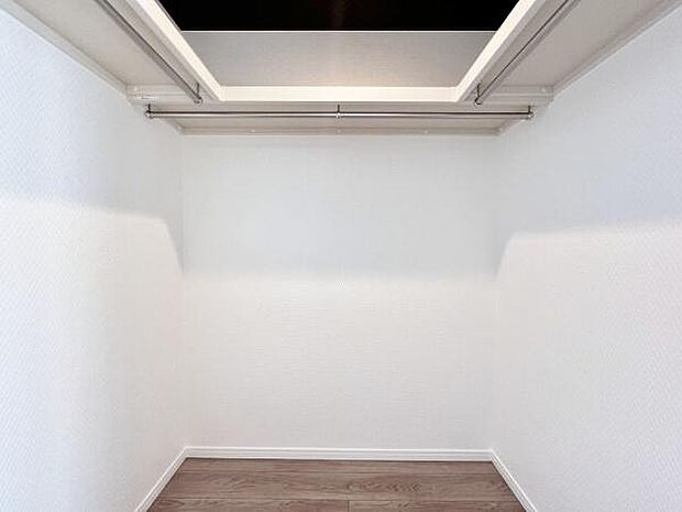 《ウォークインクローゼット》　■大容量のウォークインクローゼットをご用意。衣類だけでなく、遊び道具やトランクなどの旅行用品の収納にも重宝します。