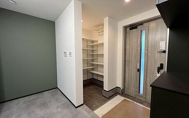 《玄関》　■玄関を開けると、エントランスホールがお出迎え。上がりがまちやシューズボックスがゆったりと構え、心地よさに包まれます。