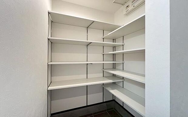 《シューズインクローク》　■人気のシューズインクローク。中は可動棚になっており、靴の収納はもちろんの事、ゴルフバッグやサーフィンの板、アウトドア用品、ベビーカーまでラクラク収納が可能です。