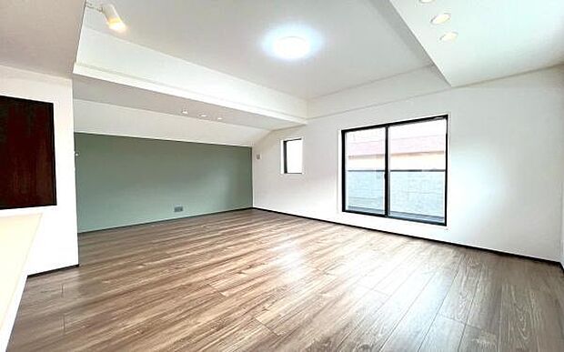 《リビングダイニング》　■上質な時間を育む暮らしのメインステージ。寛ぎとご家族とのコミュニケーションを育む居心地のよい場所。この明るい空間は家族に安らぎを与えて、落ち着いた心地よい空間になるでしょう。