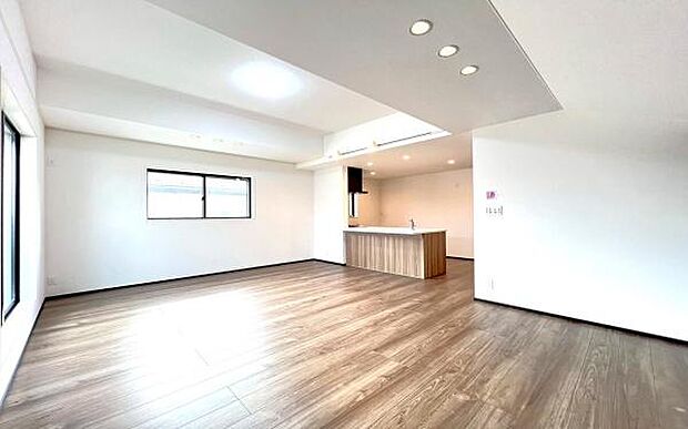 《リビングダイニング》　■大画面ＴＶも余裕、インテリアプランが考えやすいワイドなリビング。家族がしぜんに集まる広さ、お子様が思わず走り出す大空間。