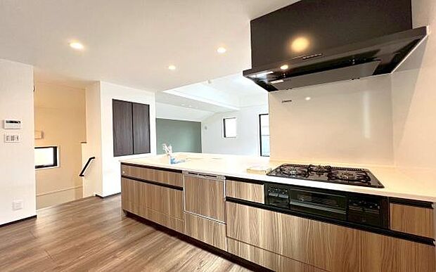 《システムキッチン》　■会話を楽しみながら食事を味わう。一緒にいる時間が楽しい空間。カフェにいるような気分で毎日を過ごしたい。家族でいる時間を柔らかに包み込むインテリア。