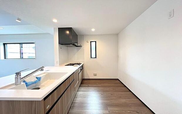 《システムキッチン》　■大型冷蔵庫や食器棚を置いても余裕なスペース。奥様の料理の腕も上がりそうな予感。