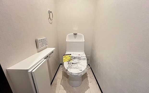 《トイレ》　■快適な使用感が人気の温水洗浄脱臭暖房機能を搭載。しかも汚れがつきにくく落ちやすい、洗浄力に優れた洗浄機能付トイレ。