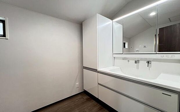 《洗面化粧台》　■温故知新の美意識の高いスタイリッシュな洗面空間。懐かしさと新しさが共鳴したモダンで洗練された印象を与える空間です。家族でメイクに髭剃りに歯磨きに取り合いになる事は必至です。