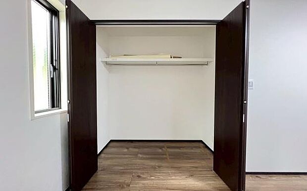 《収納》　■洋服を機能的に収納できるハンガーパイプのほか、帽子やバッグを置ける枕棚も設置。ゆとりあふれる収納空間です。