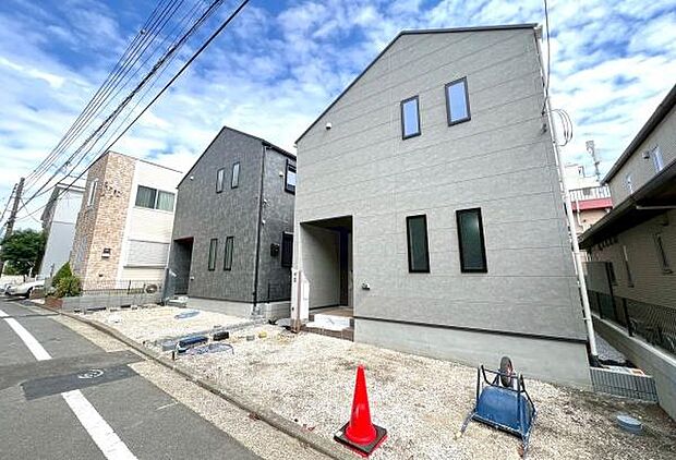 《外観》　■一戸建ての多いエリア、静かで落ち着いた雰囲気。シンプルで美しいフォルム空気までクリーンになるような佇まい。心地よいライフスタイルが実現できるそんな予感。