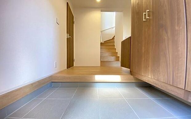 《玄関》　■玄関を開けると、エントランスホールがお出迎え。上がりがまちやシューズボックスがゆったりと構え、心地よさに包まれます。