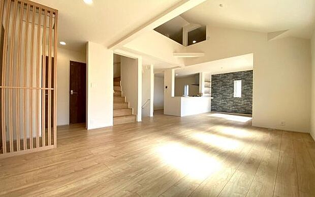 《リビングダイニング》　■開放的で広いリビング。のびのびとくつろげるリビングは、家族のコミュニケーションの場としてみんなが集まる場所に。