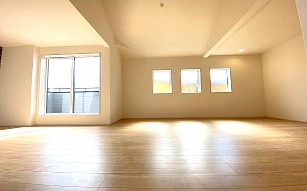 《リビングダイニング》　■大画面ＴＶも余裕、インテリアプランが考えやすいワイドなリビング。家族がしぜんに集まる広さ、お子様が思わず走り出す大空間。