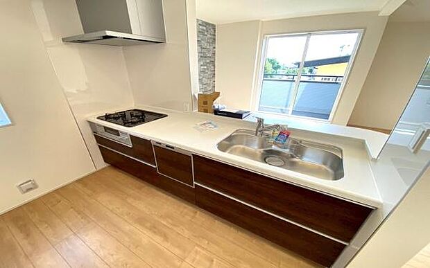 《キッチン》　■家族が集う楽しく親子の会話もはずむキッチン。明るく清潔で使い勝手のいいキッチンには、いつも家族の笑顔があふれています。この大きなキッチンでは、夫婦が仲良く一緒に料理することもできます。