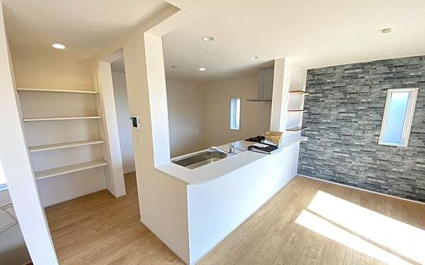 《システムキッチン》　■会話を楽しみながら食事を味わう。一緒にいる時間が楽しい空間。カフェにいるような気分で毎日を過ごしたい。家族でいる時間を柔らかに包み込むインテリア。